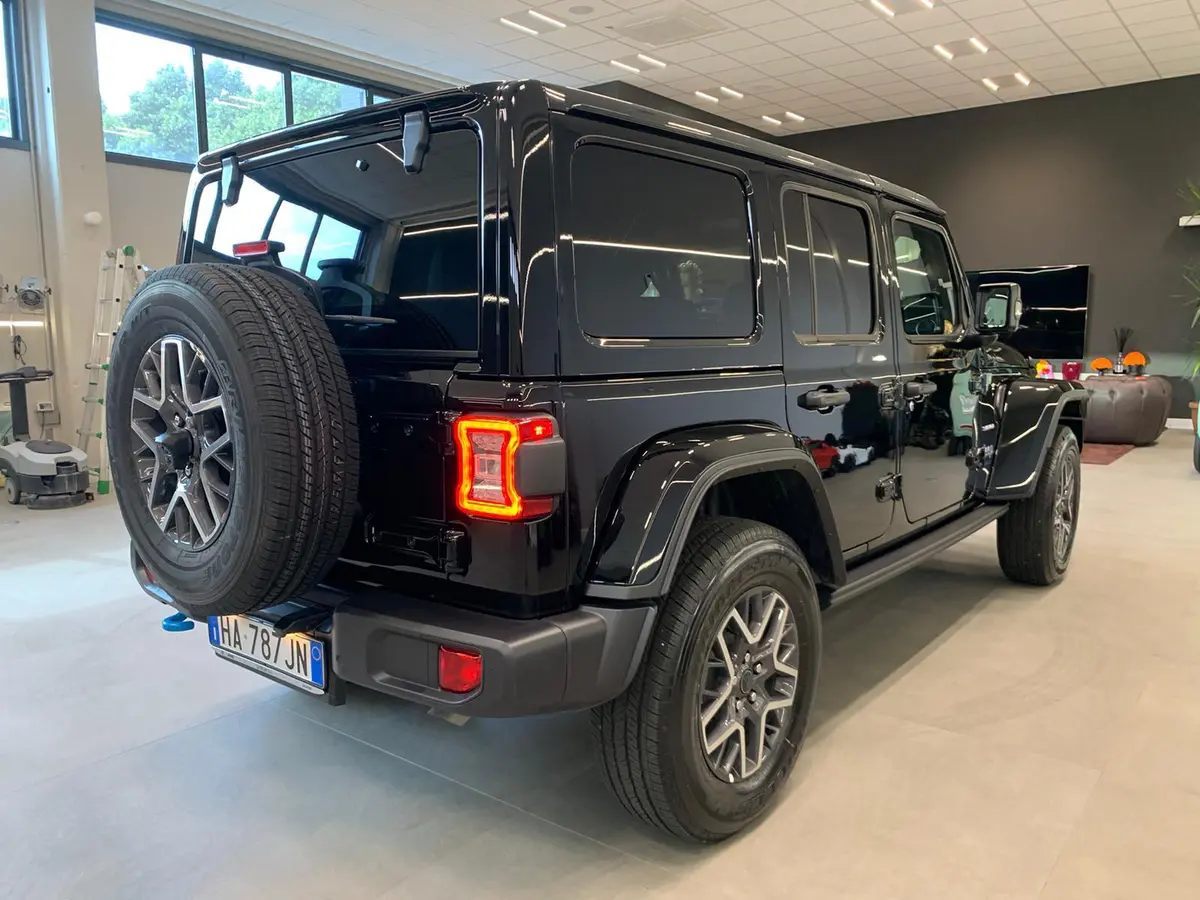 Jeep Wrangler 2025, Innenraum — Super Car Rental Switzerland, Switzerland. Jeep Wrangler in Switzerland Der Jeep Wrangler 2025 steht in der Schweiz zur Miete bereit…
