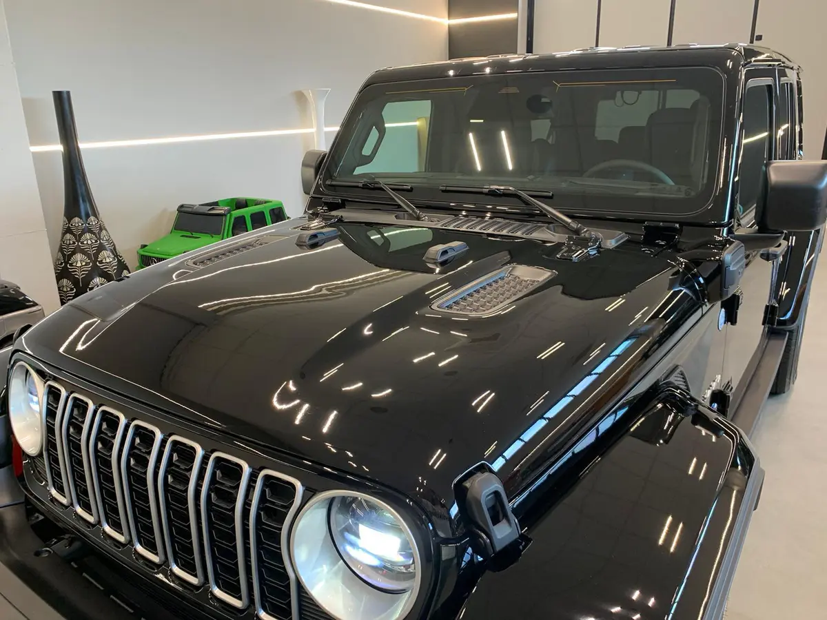 Jeep Wrangler 2025, Armaturenbrett — Super Car Rental Switzerland, Switzerland. Jeep Wrangler in Switzerland Der Jeep Wrangler 2025 steht in der Schweiz zur Miete bereit…