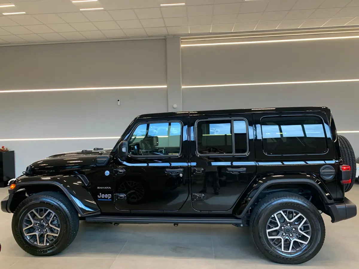 Jeep Wrangler 2025, Seitenprofil — Super Car Rental Switzerland, Switzerland. Jeep Wrangler in Switzerland Der Jeep Wrangler 2025 steht in der Schweiz zur Miete bereit…