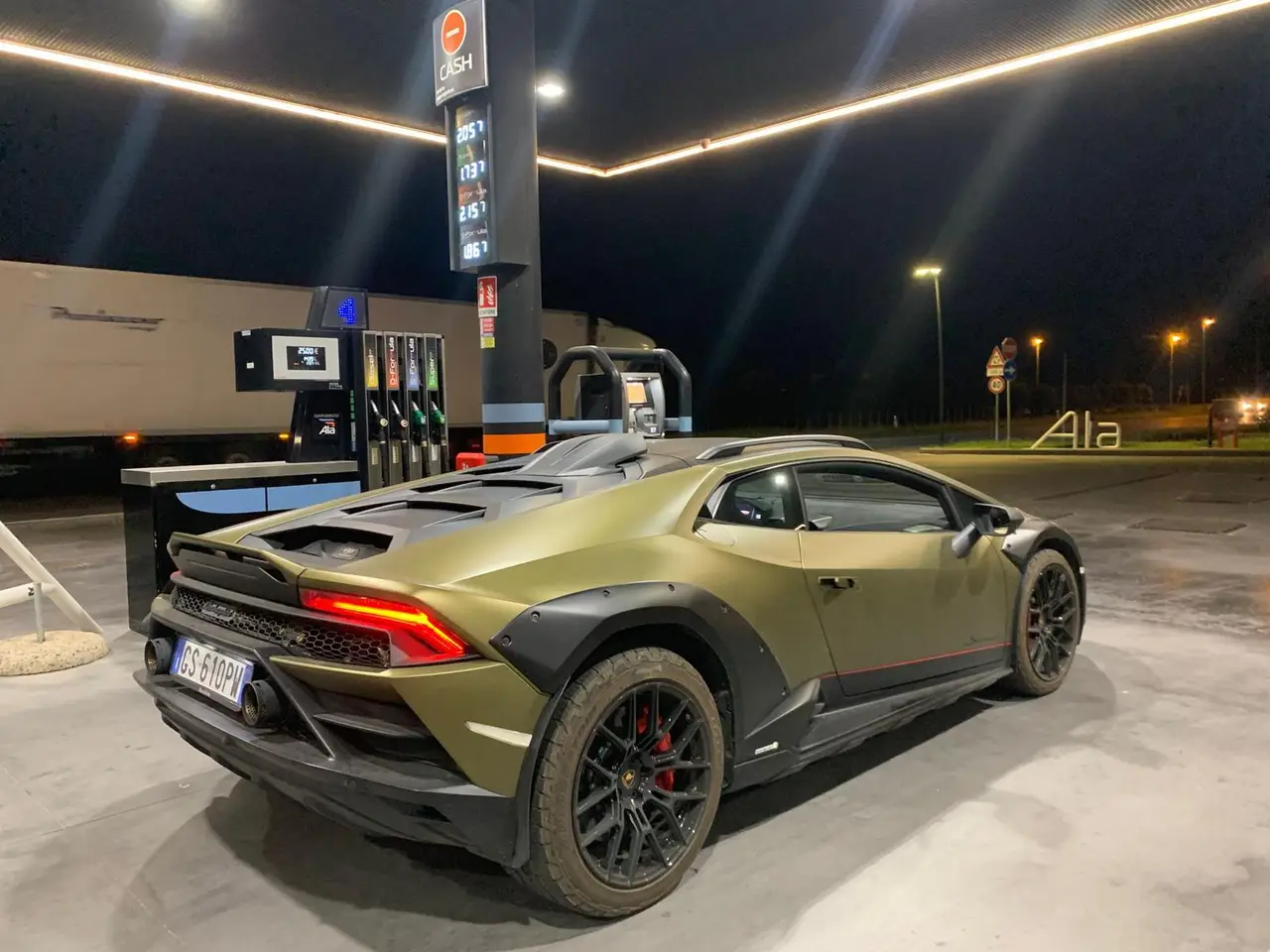 Lamborghini Huracan Sterrato 2024, vue avant — Super Car Rental Switzerland, Switzerland. Lamborghini Huracan Sterrato in Switzerland La location d'une Lamborghini Huracan…