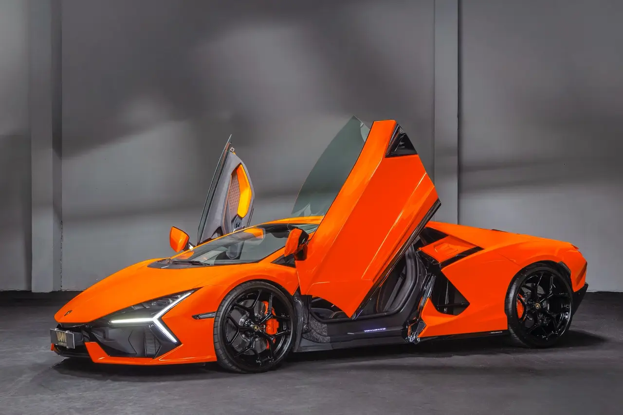 Lamborghini Revuelto 2026, Außenansicht — Super Car Rental Switzerland, Switzerland. Lamborghini Revuelto in Switzerland Der Lamborghini Revuelto 2026 steht in der Schweiz…