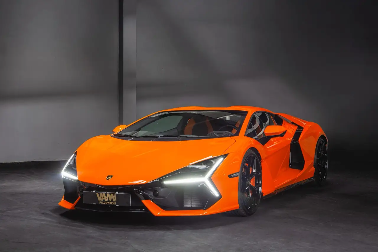 Lamborghini Revuelto 2026, Frontansicht — Super Car Rental Switzerland, Switzerland. Lamborghini Revuelto in Switzerland Der Lamborghini Revuelto 2026 steht in der Schweiz…