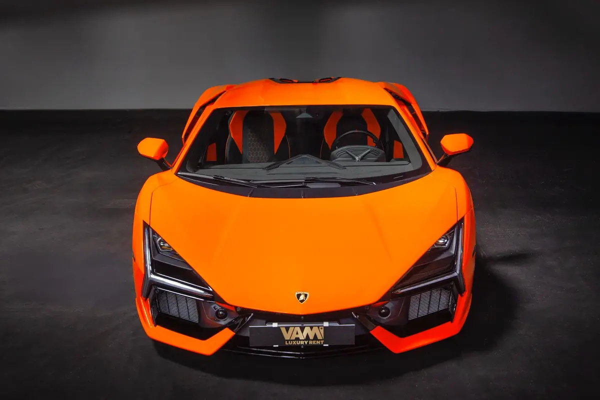 Lamborghini Revuelto 2026, Heckansicht — Super Car Rental Switzerland, Switzerland. Lamborghini Revuelto in Switzerland Der Lamborghini Revuelto 2026 steht in der Schweiz…