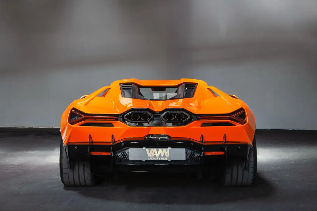 Lamborghini Revuelto 2026, Innenraum — Super Car Rental Switzerland, Switzerland. Lamborghini Revuelto in Switzerland Der Lamborghini Revuelto 2026 steht in der Schweiz…