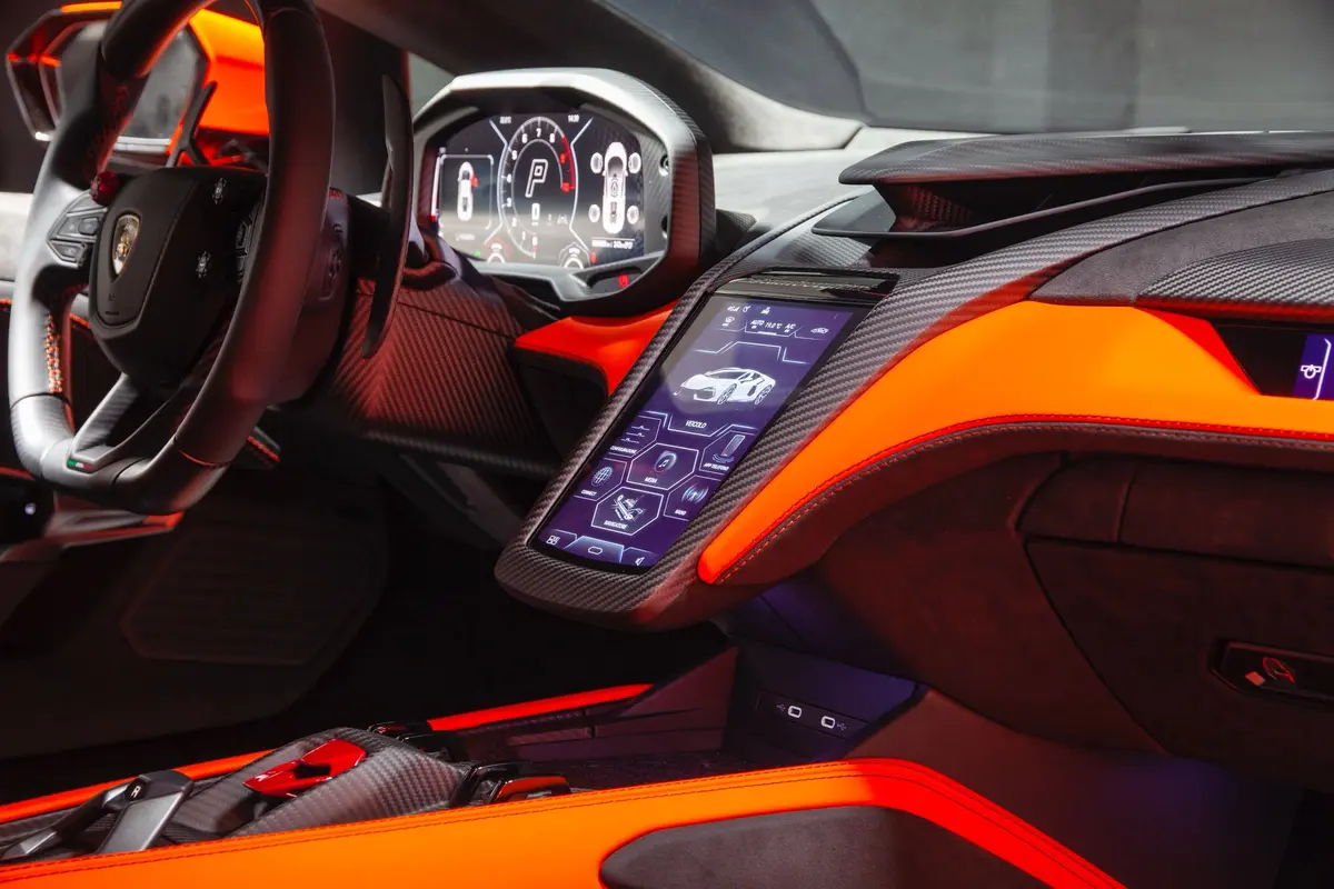 Lamborghini Revuelto 2026, Armaturenbrett — Super Car Rental Switzerland, Switzerland. Lamborghini Revuelto in Switzerland Der Lamborghini Revuelto 2026 steht in der Schweiz…