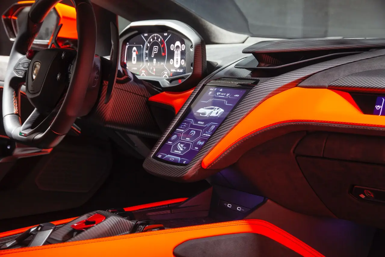 Lamborghini Revuelto 2026, Armaturenbrett — Super Car Rental Switzerland, Switzerland. Lamborghini Revuelto in Switzerland Der Lamborghini Revuelto 2026 steht in der Schweiz…
