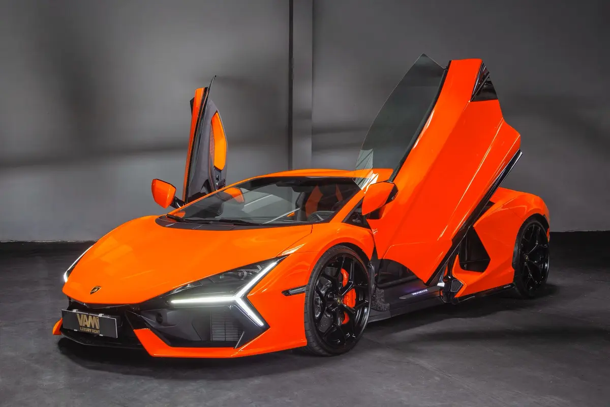 Lamborghini Revuelto 2026, Seitenprofil — Super Car Rental Switzerland, Switzerland. Lamborghini Revuelto in Switzerland Der Lamborghini Revuelto 2026 steht in der Schweiz…