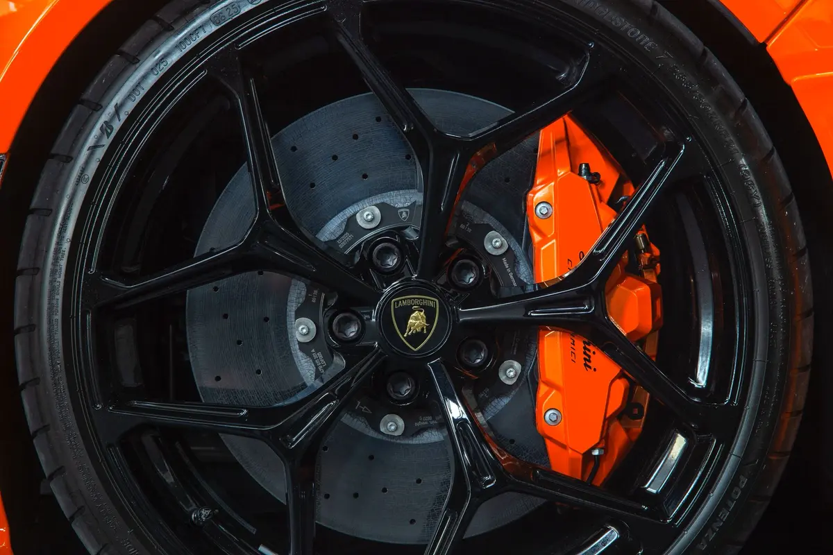 Lamborghini Revuelto 2026, Außenansicht — Super Car Rental Switzerland, Switzerland. Lamborghini Revuelto in Switzerland Der Lamborghini Revuelto 2026 steht in der Schweiz…