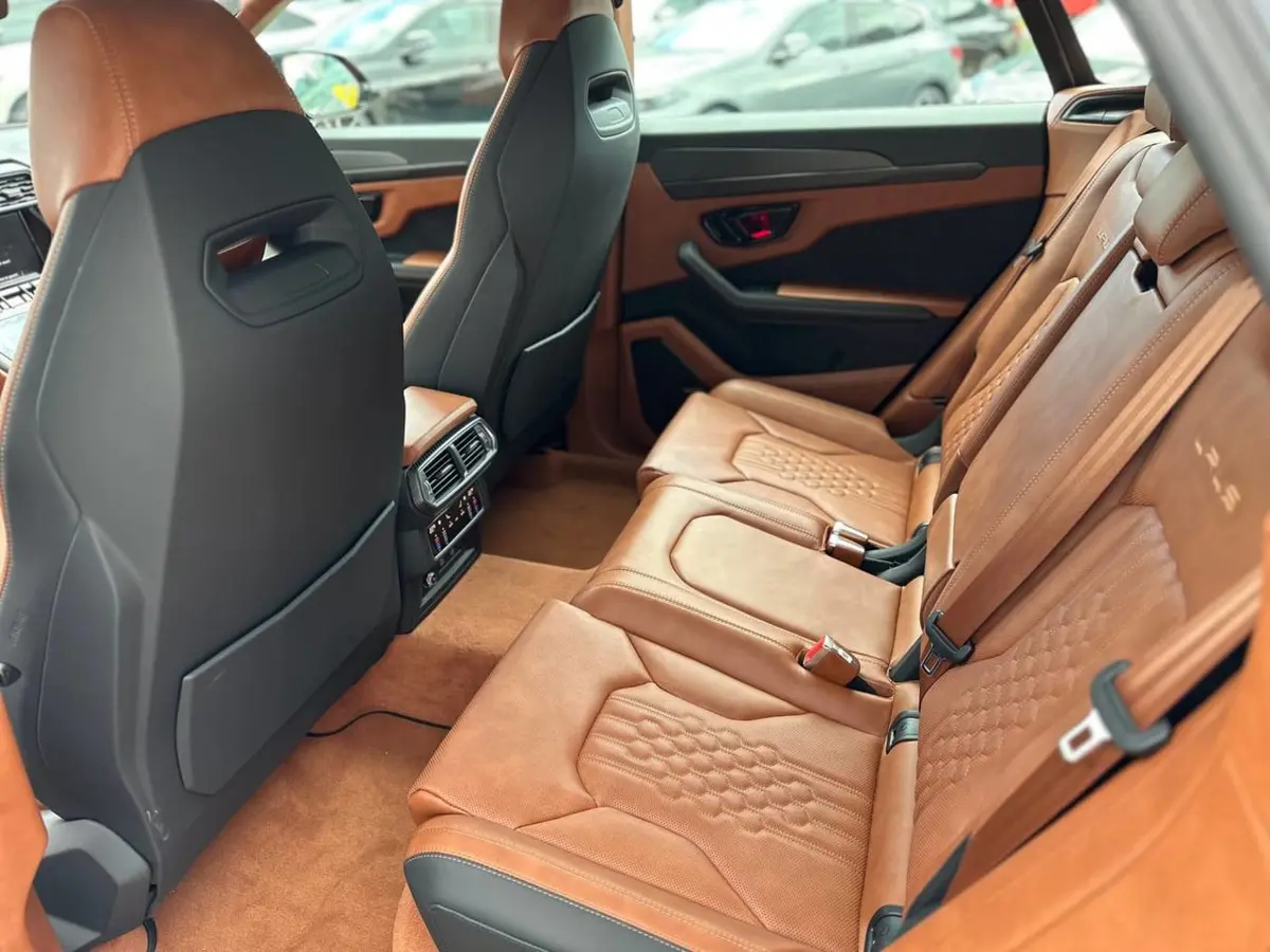 Lamborghini Urus S 2023, esterno — Super Car Rental Switzerland, Switzerland. Lamborghini Urus S in Switzerland Il Lamborghini Urus S 2023 è disponibile a noleggio in…