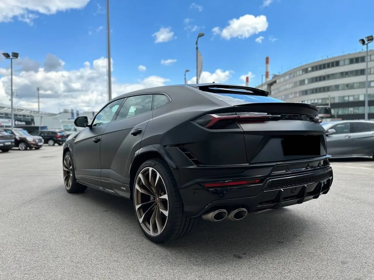 Lamborghini Urus S 2023, vista frontale — Super Car Rental Switzerland, Switzerland. Lamborghini Urus S in Switzerland Il Lamborghini Urus S 2023 è disponibile a noleggio in…
