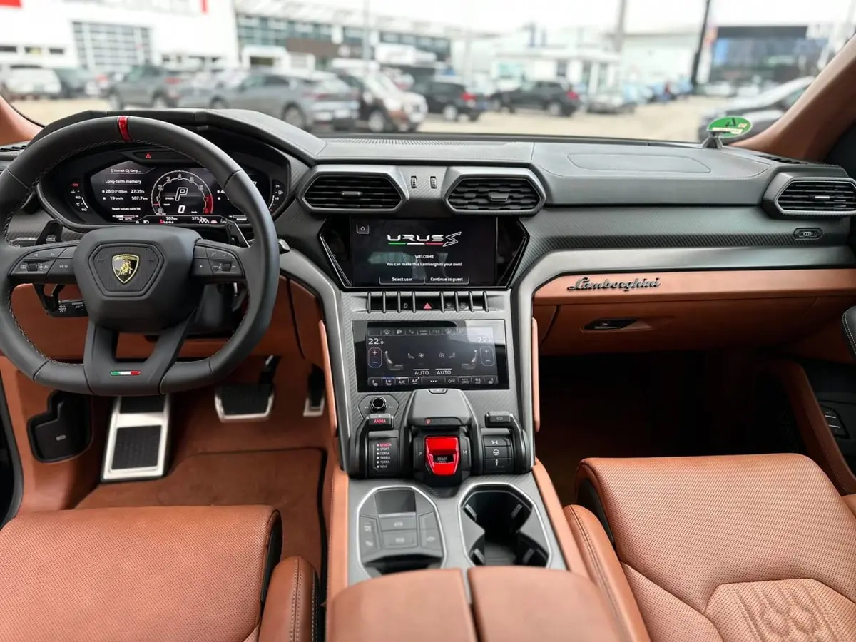 Lamborghini Urus S 2023, vista posteriore — Super Car Rental Switzerland, Switzerland. Lamborghini Urus S in Switzerland Il Lamborghini Urus S 2023 è disponibile a noleggio in…