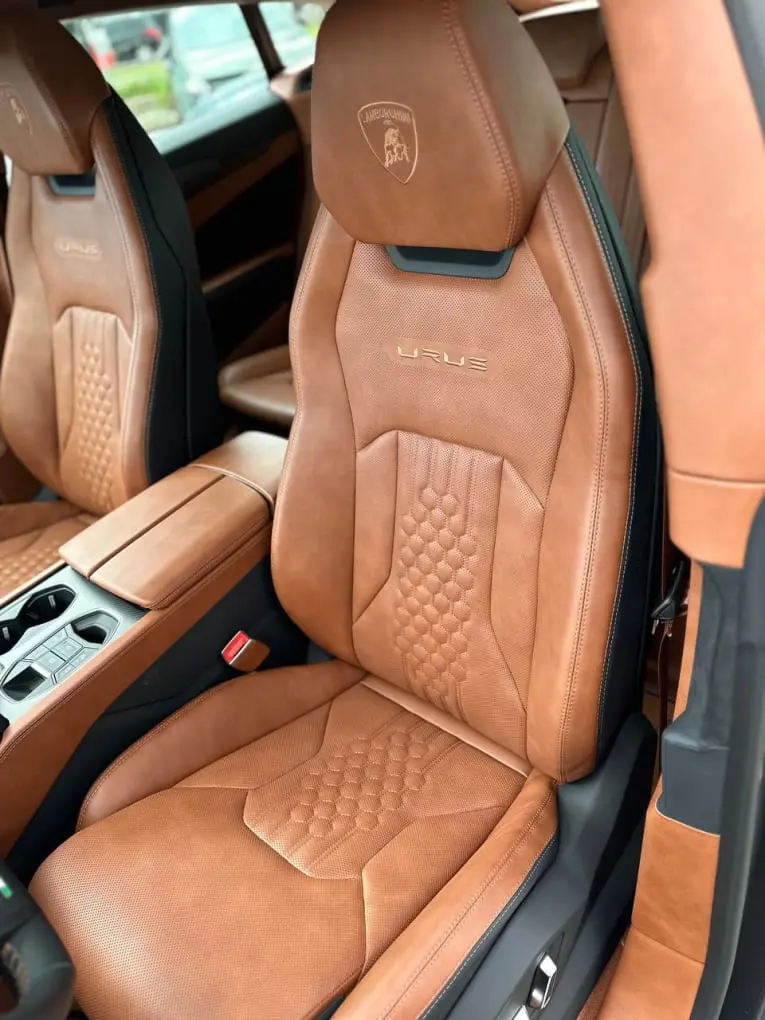 Lamborghini Urus S 2023, cruscotto — Super Car Rental Switzerland, Switzerland. Lamborghini Urus S in Switzerland Il Lamborghini Urus S 2023 è disponibile a noleggio in…