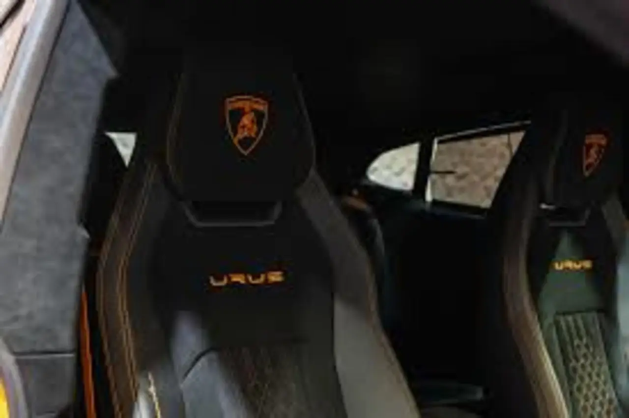 Lamborghini Urus S 2024, vista posteriore — Super Car Rental Switzerland, Switzerland. Lamborghini Urus S in Switzerland Il Lamborghini Urus S 2024 è disponibile per il…