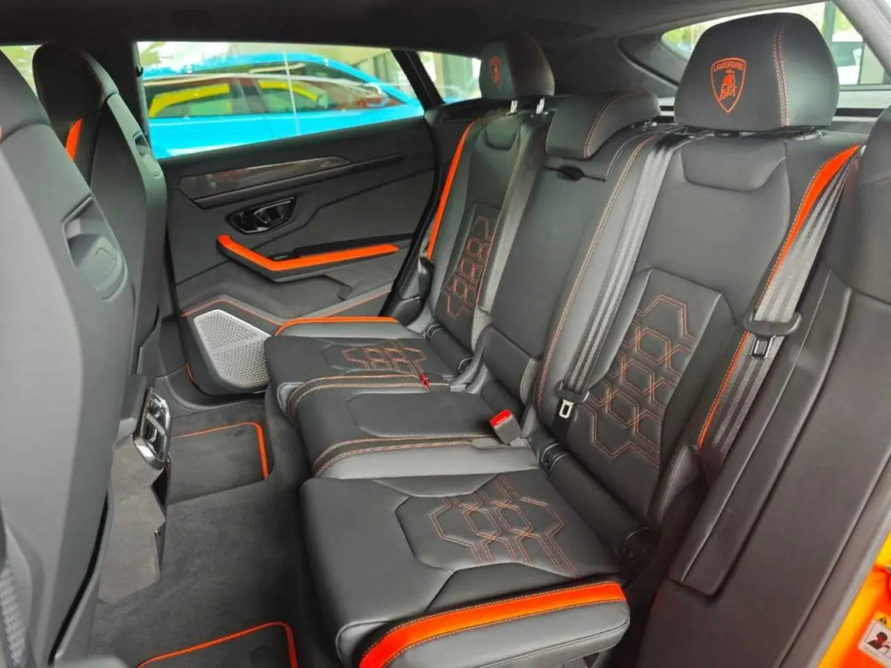 Lamborghini Urus S 2024, interni — Super Car Rental Switzerland, Switzerland. Lamborghini Urus S in Switzerland Il Lamborghini Urus S 2024 è disponibile per il…