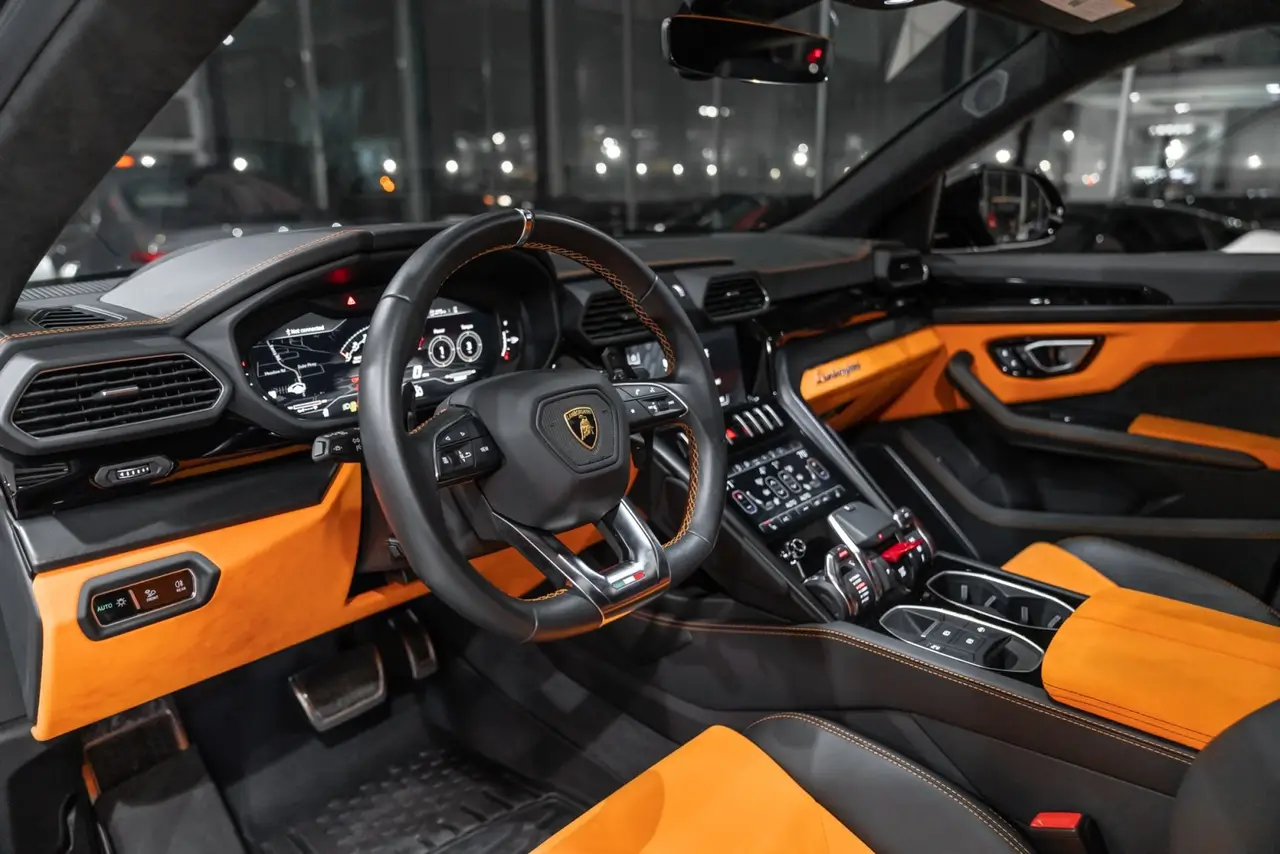 Lamborghini Urus S 2024, cruscotto — Super Car Rental Switzerland, Switzerland. Lamborghini Urus S in Switzerland Il Lamborghini Urus S 2024 è disponibile per il…