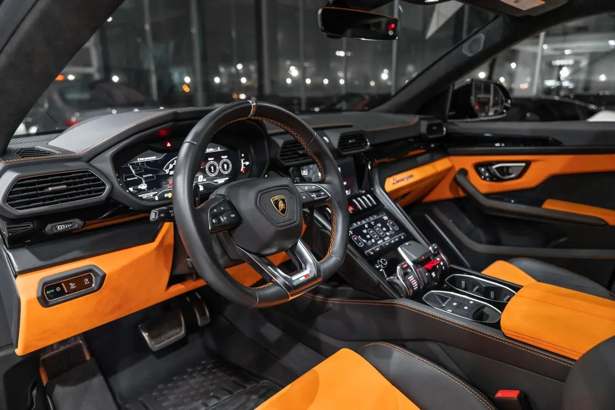 Lamborghini Urus S 2024, cruscotto — Super Car Rental Switzerland, Switzerland. Lamborghini Urus S in Switzerland Il Lamborghini Urus S 2024 è disponibile per il…
