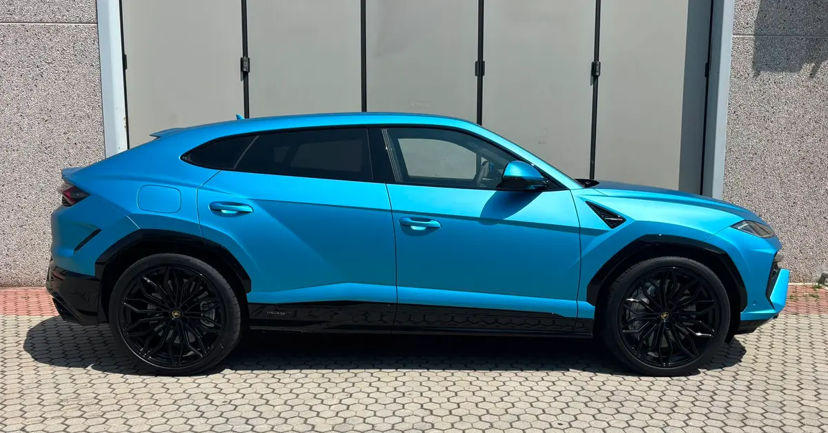 Lamborghini Urus SE 2025, Außenansicht — Super Car Rental Switzerland, Switzerland. Lamborghini Urus SE in Switzerland Der Lamborghini Urus SE, Baujahr 2025, ist als SUV mit…