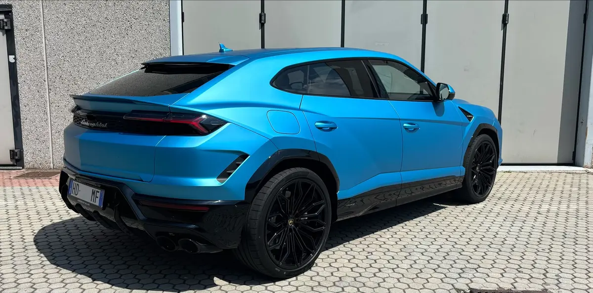 Lamborghini Urus SE 2025, Frontansicht — Super Car Rental Switzerland, Switzerland. Lamborghini Urus SE in Switzerland Der Lamborghini Urus SE, Baujahr 2025, ist als SUV mit…