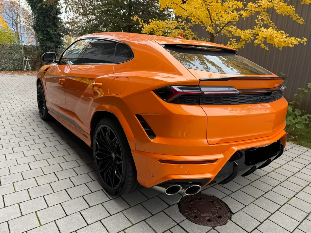 Lamborghini URUS SE 2025, Außenansicht — Super Car Rental Switzerland, Switzerland. Lamborghini URUS SE in Switzerland Der Lamborghini URUS SE aus dem Modelljahr 2025 steht…