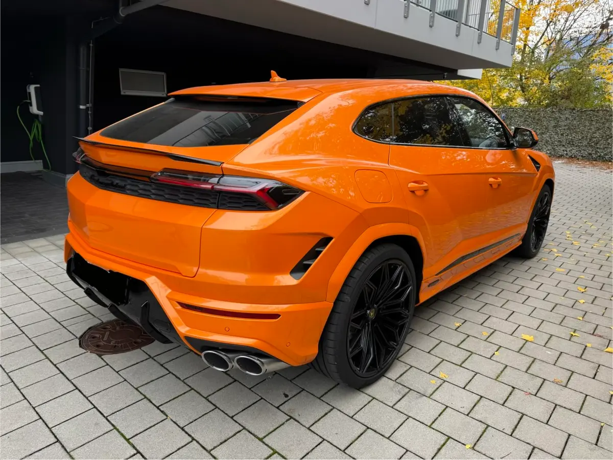 Lamborghini URUS SE 2025, Frontansicht — Super Car Rental Switzerland, Switzerland. Lamborghini URUS SE in Switzerland Der Lamborghini URUS SE aus dem Modelljahr 2025 steht…