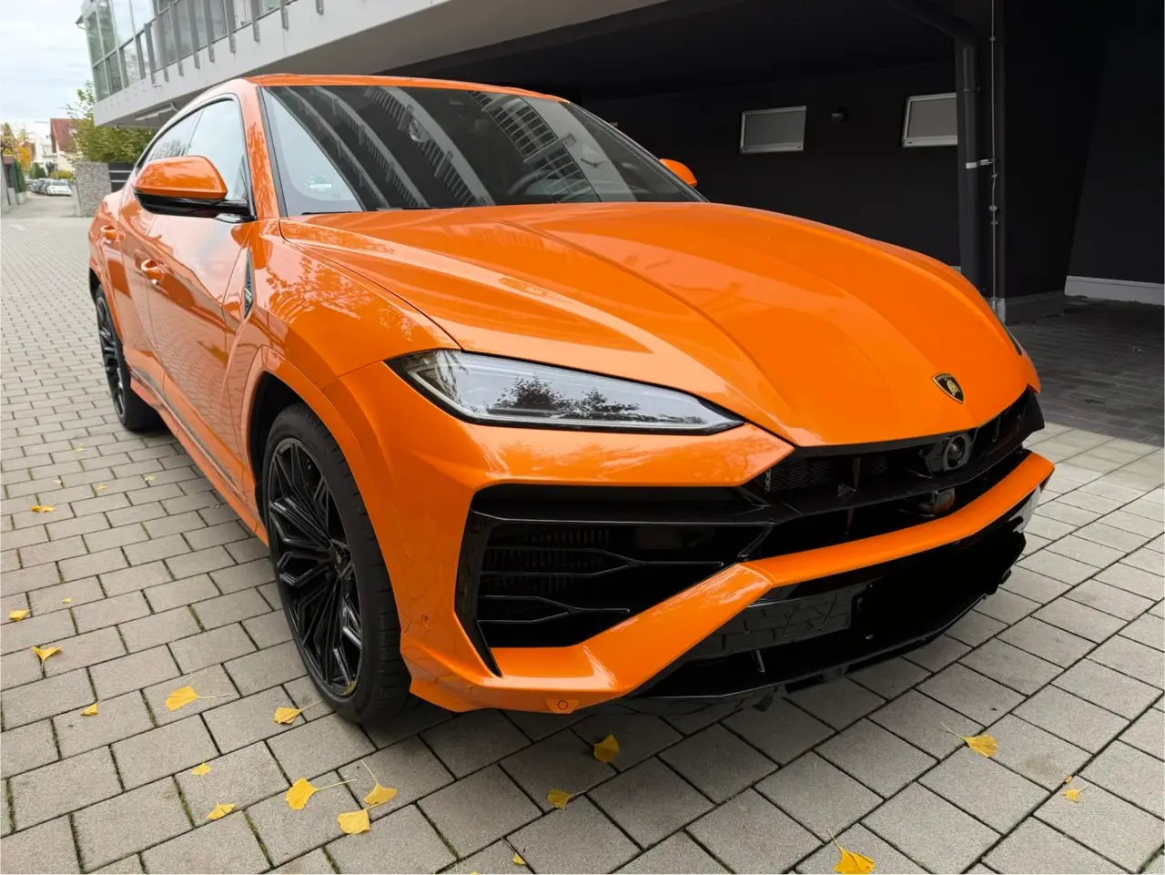 Lamborghini URUS SE 2025, Heckansicht — Super Car Rental Switzerland, Switzerland. Lamborghini URUS SE in Switzerland Der Lamborghini URUS SE aus dem Modelljahr 2025 steht…