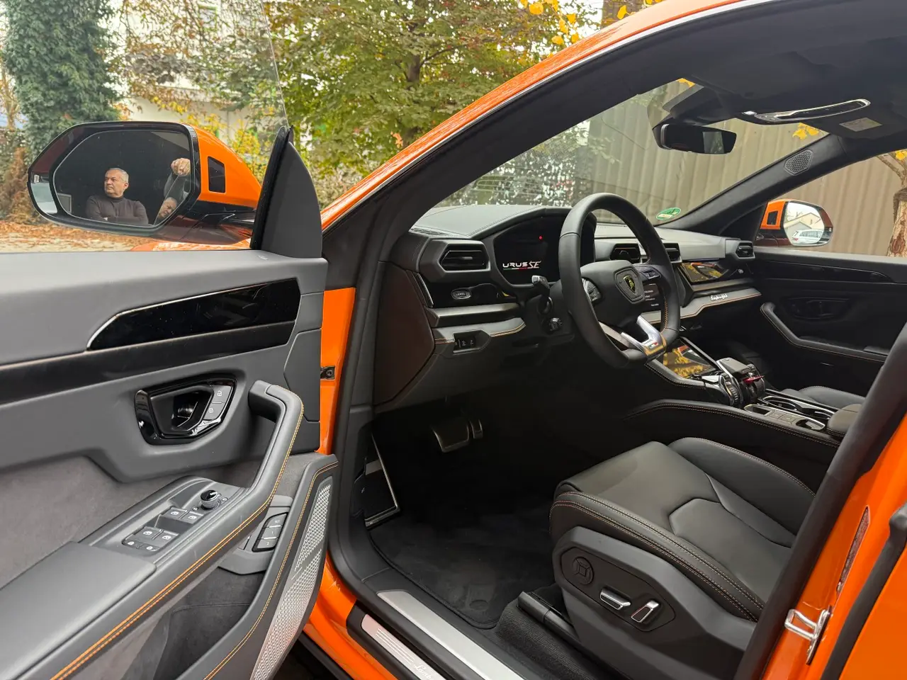Lamborghini URUS SE 2025, Innenraum — Super Car Rental Switzerland, Switzerland. Lamborghini URUS SE in Switzerland Der Lamborghini URUS SE aus dem Modelljahr 2025 steht…
