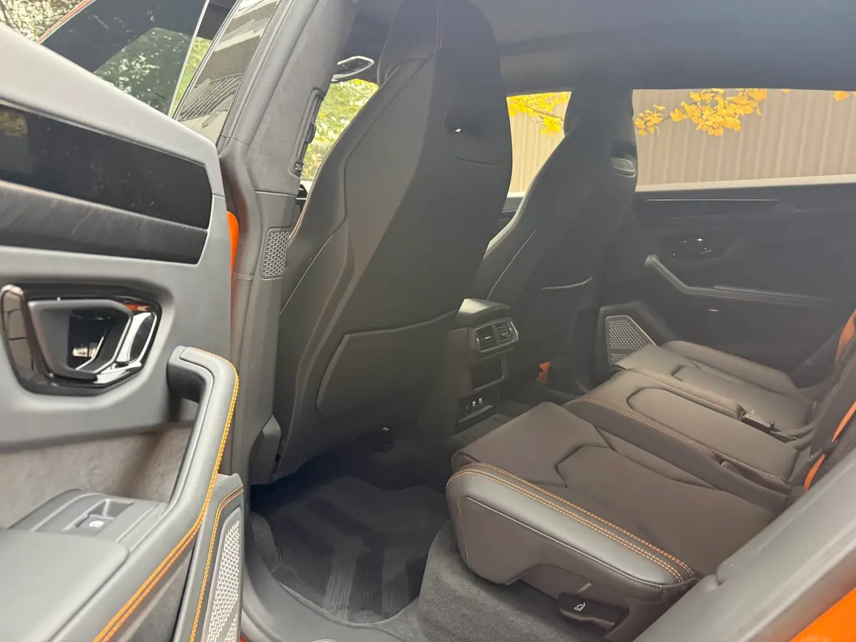 Lamborghini URUS SE 2025, Armaturenbrett — Super Car Rental Switzerland, Switzerland. Lamborghini URUS SE in Switzerland Der Lamborghini URUS SE aus dem Modelljahr 2025 steht…