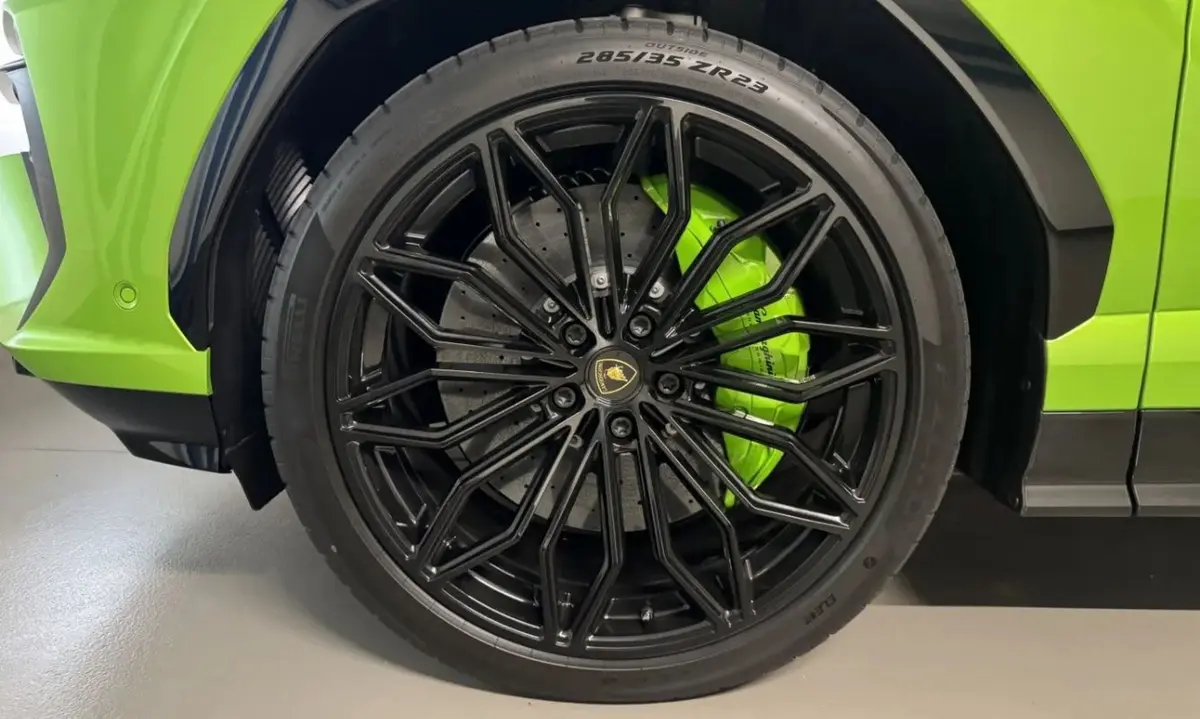 Lamborghini Urus SE 2026, Außenansicht — Super Car Rental Switzerland, Switzerland. Lamborghini Urus SE in Switzerland Der Lamborghini Urus SE, Baujahr 2026, steht in der…