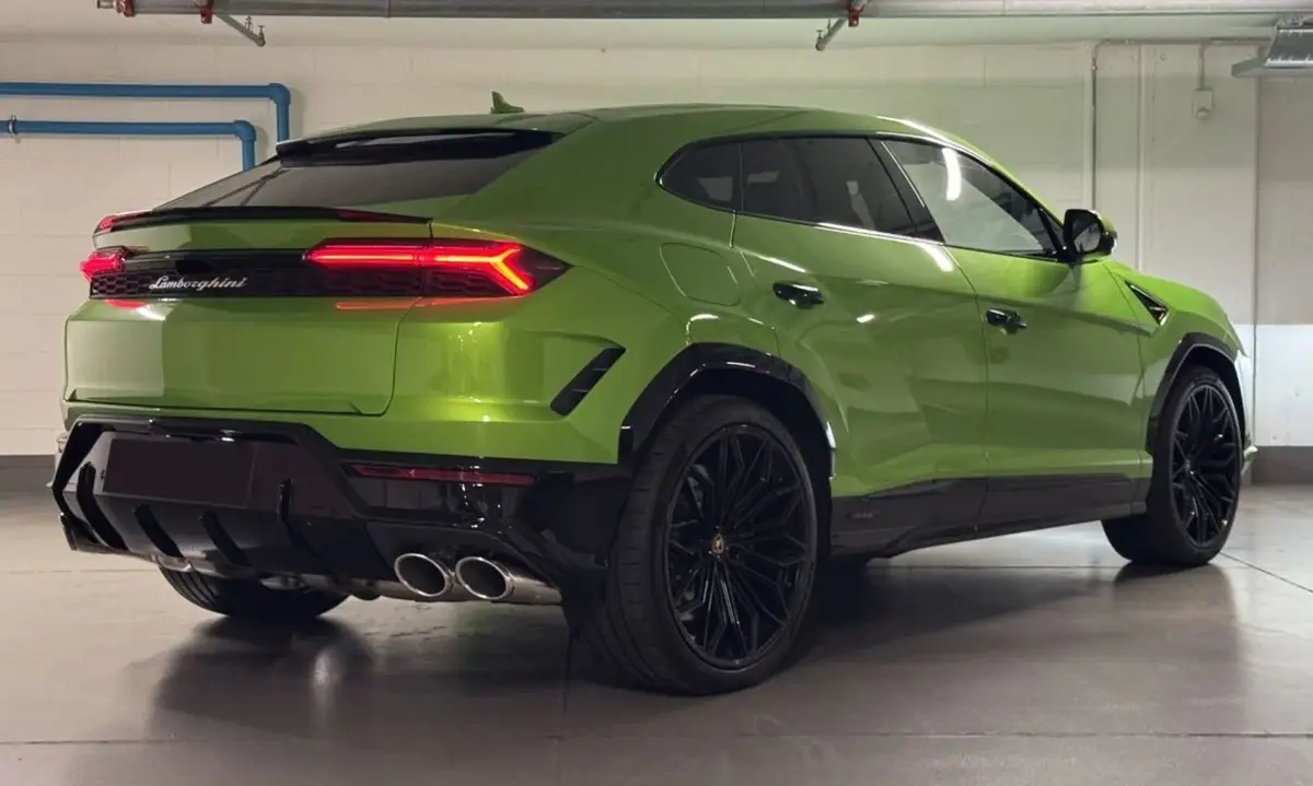 Lamborghini Urus SE 2026, Frontansicht — Super Car Rental Switzerland, Switzerland. Lamborghini Urus SE in Switzerland Der Lamborghini Urus SE, Baujahr 2026, steht in der…