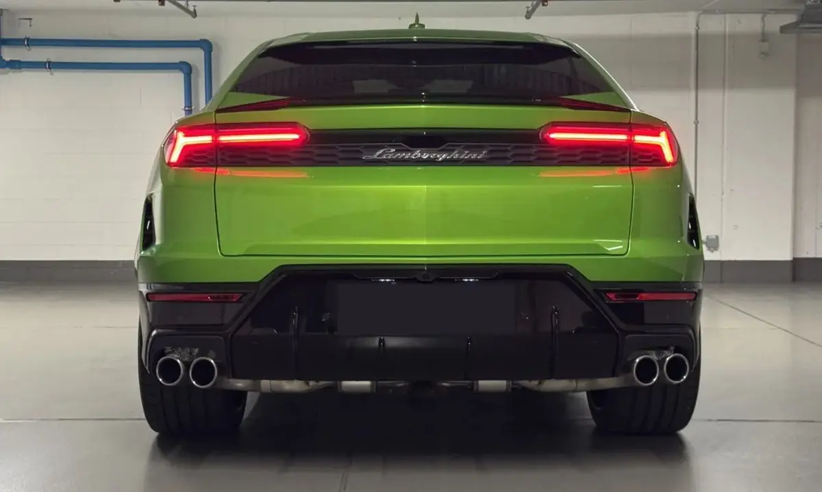 Lamborghini Urus SE 2026, Heckansicht — Super Car Rental Switzerland, Switzerland. Lamborghini Urus SE in Switzerland Der Lamborghini Urus SE, Baujahr 2026, steht in der…