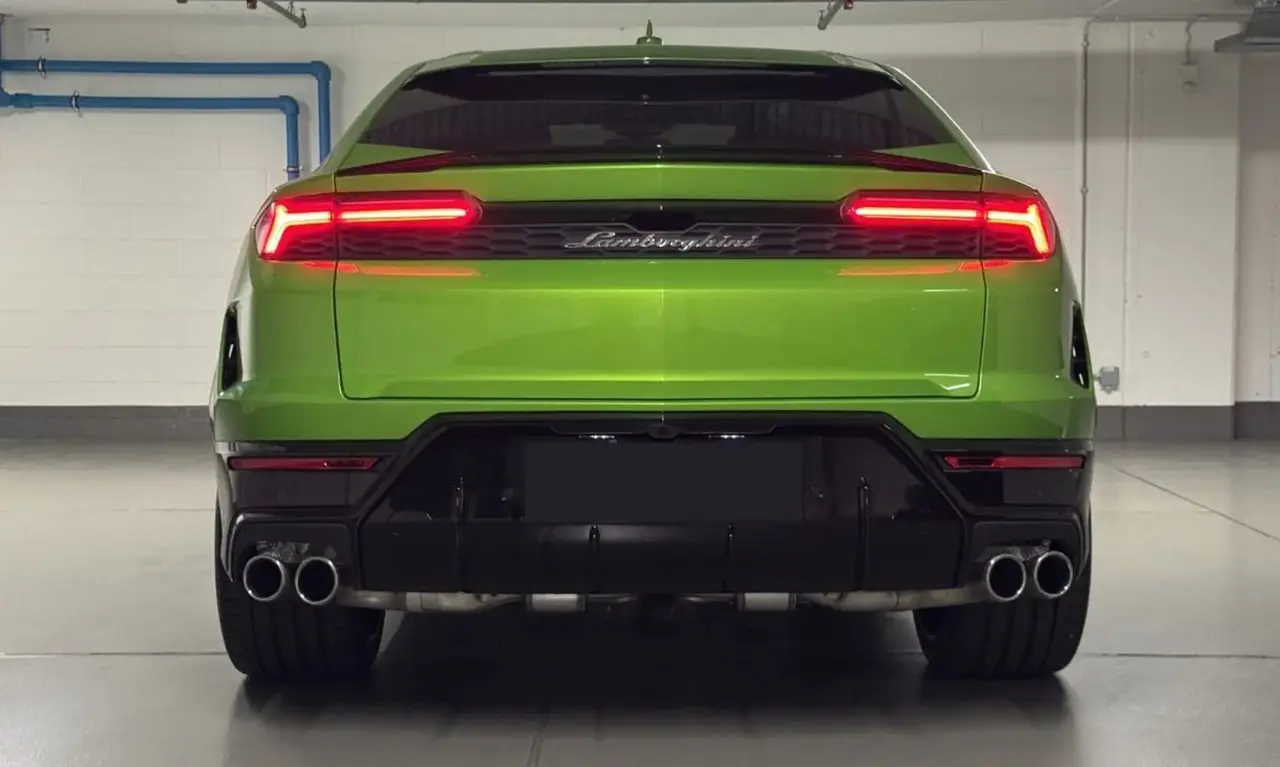 Lamborghini Urus SE 2026, Heckansicht — Super Car Rental Switzerland, Switzerland. Lamborghini Urus SE in Switzerland Der Lamborghini Urus SE, Baujahr 2026, steht in der…