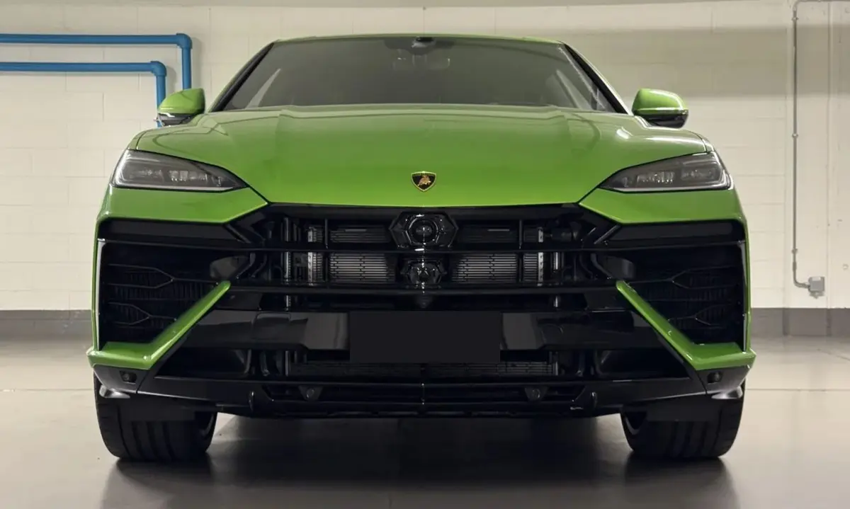 Lamborghini Urus SE 2026, Innenraum — Super Car Rental Switzerland, Switzerland. Lamborghini Urus SE in Switzerland Der Lamborghini Urus SE, Baujahr 2026, steht in der…