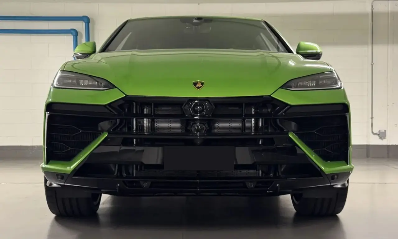 Lamborghini Urus SE 2026, Innenraum — Super Car Rental Switzerland, Switzerland. Lamborghini Urus SE in Switzerland Der Lamborghini Urus SE, Baujahr 2026, steht in der…