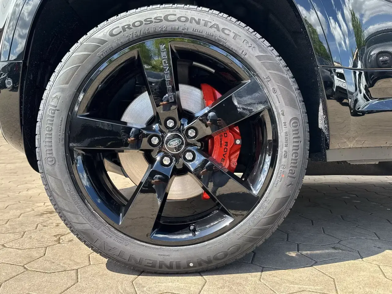 Land Rover Defender 2024, Außenansicht — Super Car Rental Switzerland, Switzerland. Land Rover Defender in Switzerland Der Land Rover Defender 2024 steht in Switzerland als…
