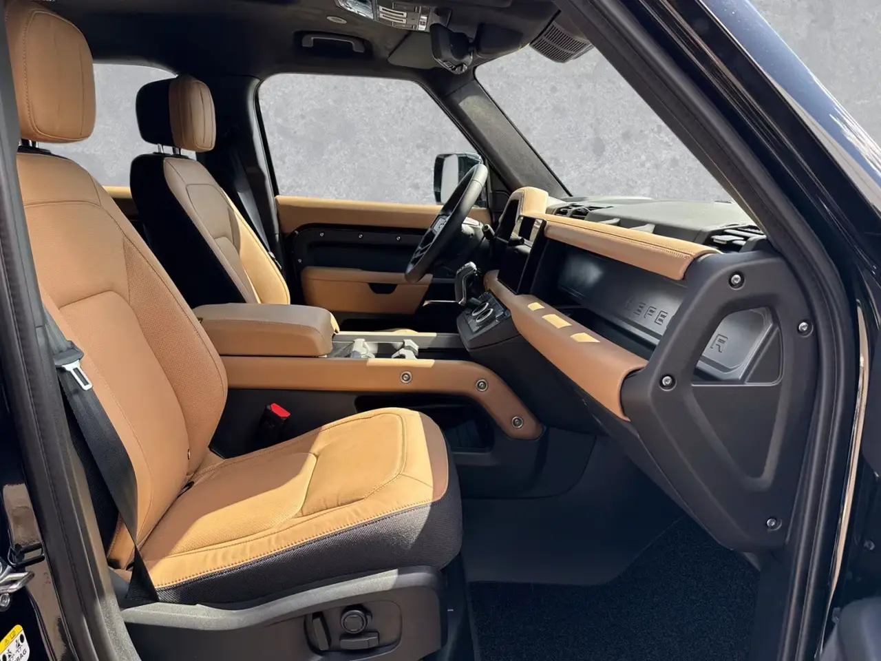 Land Rover Defender 2024, Frontansicht — Super Car Rental Switzerland, Switzerland. Land Rover Defender in Switzerland Der Land Rover Defender 2024 steht in Switzerland als…