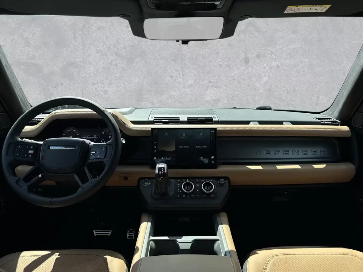 Land Rover Defender 2024, Heckansicht — Super Car Rental Switzerland, Switzerland. Land Rover Defender in Switzerland Der Land Rover Defender 2024 steht in Switzerland als…
