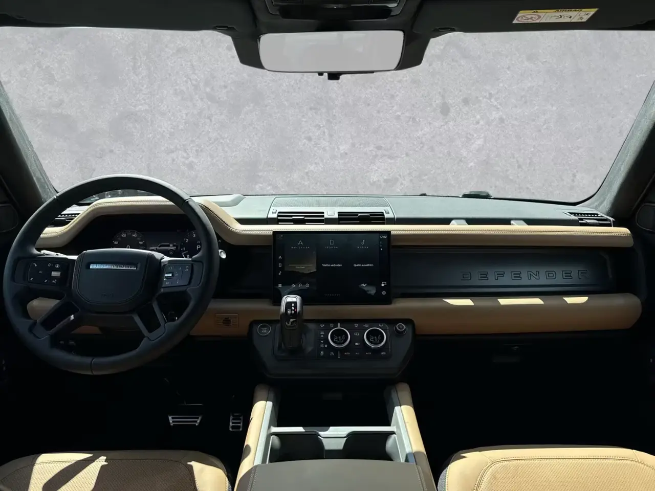 Land Rover Defender 2024, Heckansicht — Super Car Rental Switzerland, Switzerland. Land Rover Defender in Switzerland Der Land Rover Defender 2024 steht in Switzerland als…