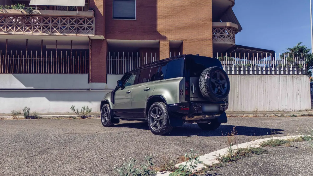 Land Rover Defender X-Dynamic 7 seater 2024, vue avant — Super Car Rental Switzerland, Switzerland. Land Rover Defender X-Dynamic 7 seater in Switzerland Le Land Rover Defender X-Dynamic 7…