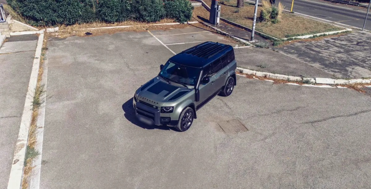 Land Rover Defender X-Dynamic 7 seater 2024, vue arrière — Super Car Rental Switzerland, Switzerland. Land Rover Defender X-Dynamic 7 seater in Switzerland Le Land Rover Defender X-Dynamic 7…