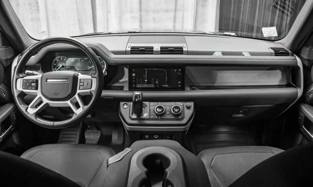 Land Rover Defender X-Dynamic 7 seater 2024, tableau de bord — Super Car Rental Switzerland, Switzerland. Land Rover Defender X-Dynamic 7 seater in Switzerland Le Land Rover Defender X-Dynamic 7…
