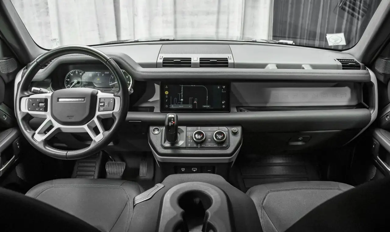 Land Rover Defender X-Dynamic 7 seater 2024, tableau de bord — Super Car Rental Switzerland, Switzerland. Land Rover Defender X-Dynamic 7 seater in Switzerland Le Land Rover Defender X-Dynamic 7…