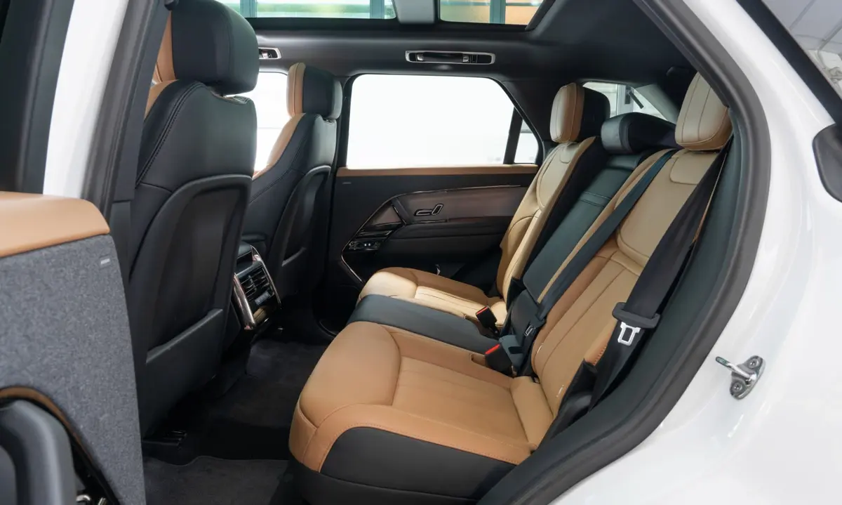 Land Rover Range Rover Sport 2025, profil latéral — Super Car Rental Switzerland, Switzerland. Land Rover Range Rover Sport in Switzerland Louer un Land Rover Range Rover Sport 2025 en…
