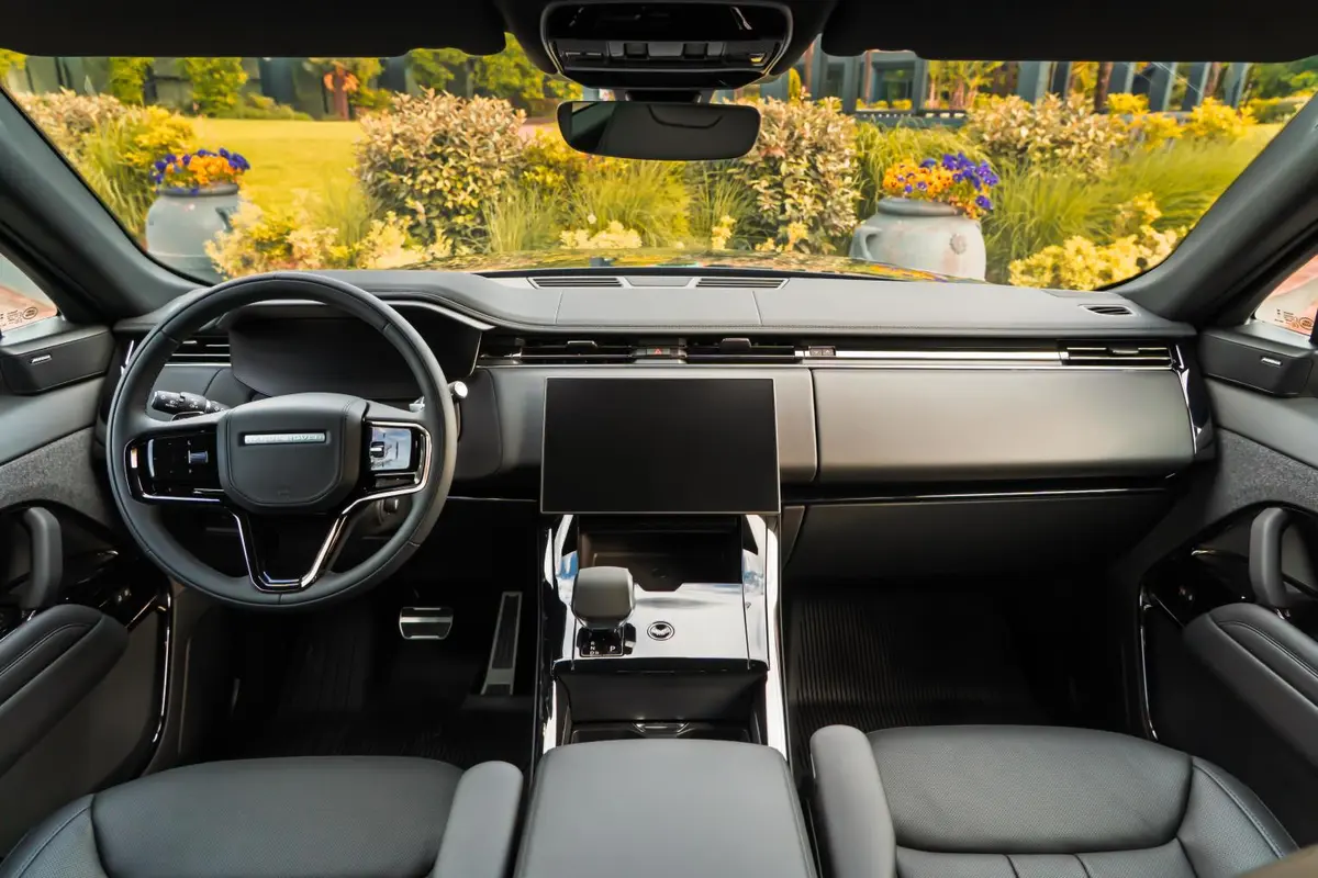 Land Rover Range Rover Sport Dynamic SE 2025, vue avant — Super Car Rental Switzerland, Switzerland. Land Rover Range Rover Sport Dynamic SE in Switzerland Le Land Rover Range Rover Sport…