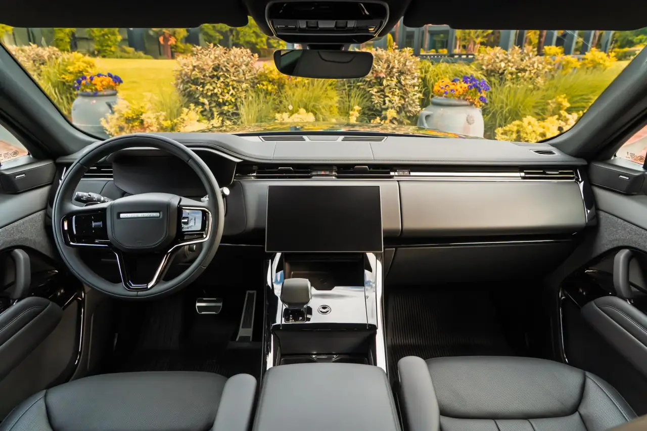 Land Rover Range Rover Sport Dynamic SE 2025, vue avant — Super Car Rental Switzerland, Switzerland. Land Rover Range Rover Sport Dynamic SE in Switzerland Le Land Rover Range Rover Sport…