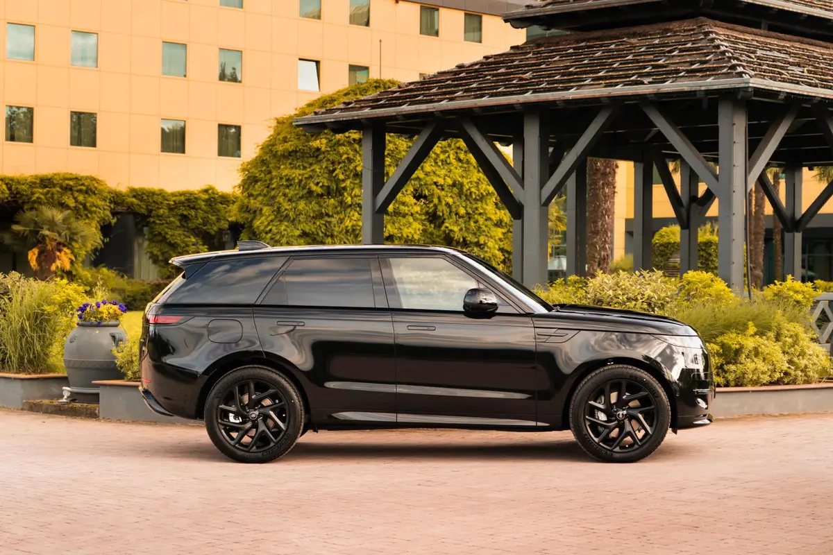 Land Rover Range Rover Sport Dynamic SE 2025, extérieur — Super Car Rental Switzerland, Switzerland. Land Rover Range Rover Sport Dynamic SE in Switzerland Le Land Rover Range Rover Sport…