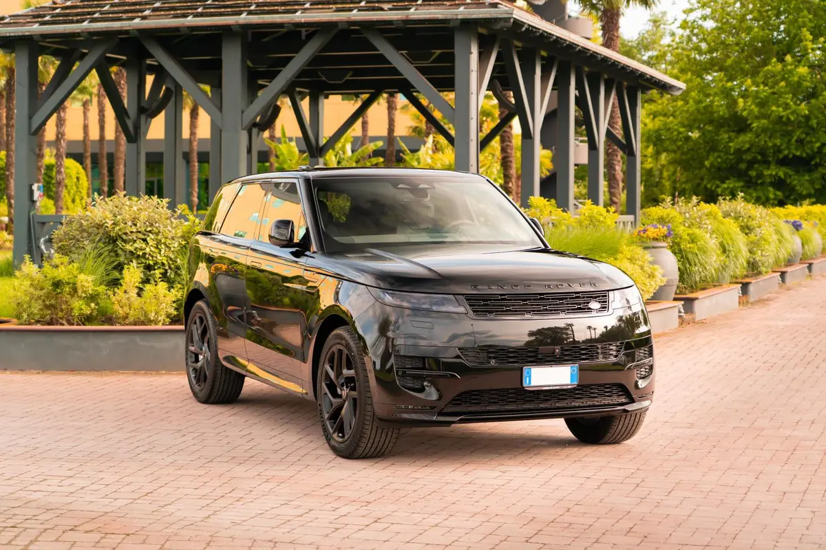 Land Rover Range Rover Sport Dynamic SE 2025, vue arrière — Super Car Rental Switzerland, Switzerland. Land Rover Range Rover Sport Dynamic SE in Switzerland Le Land Rover Range Rover Sport…
