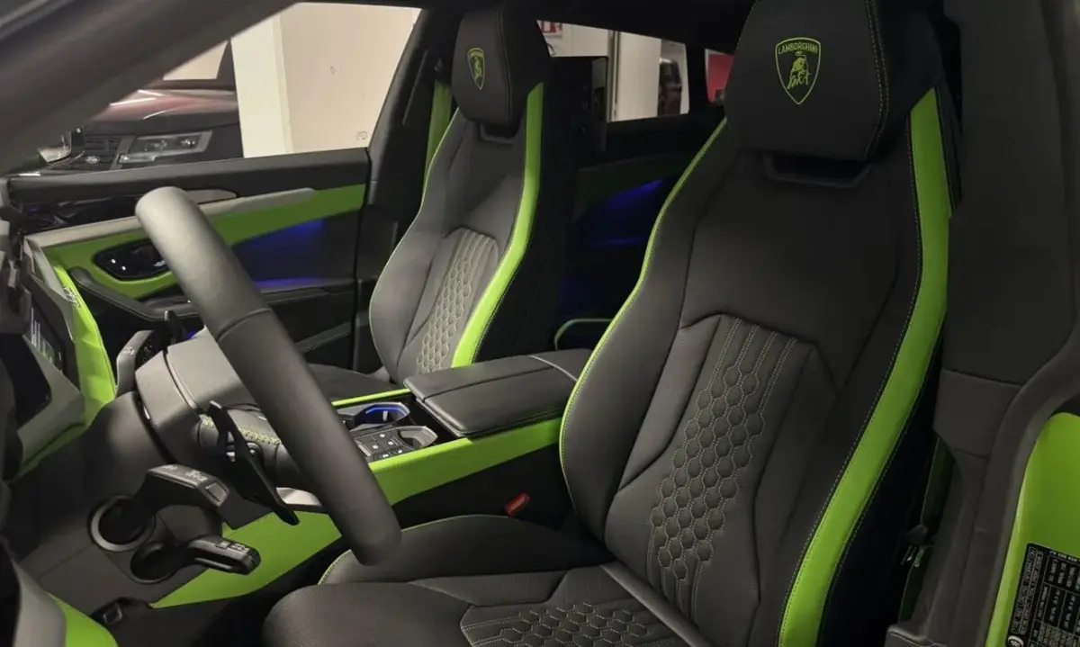 Land Rover Range Rover Sport Dynamic SE 2025, intérieur — Super Car Rental Switzerland, Switzerland. Land Rover Range Rover Sport Dynamic SE in Switzerland Le Land Rover Range Rover Sport…