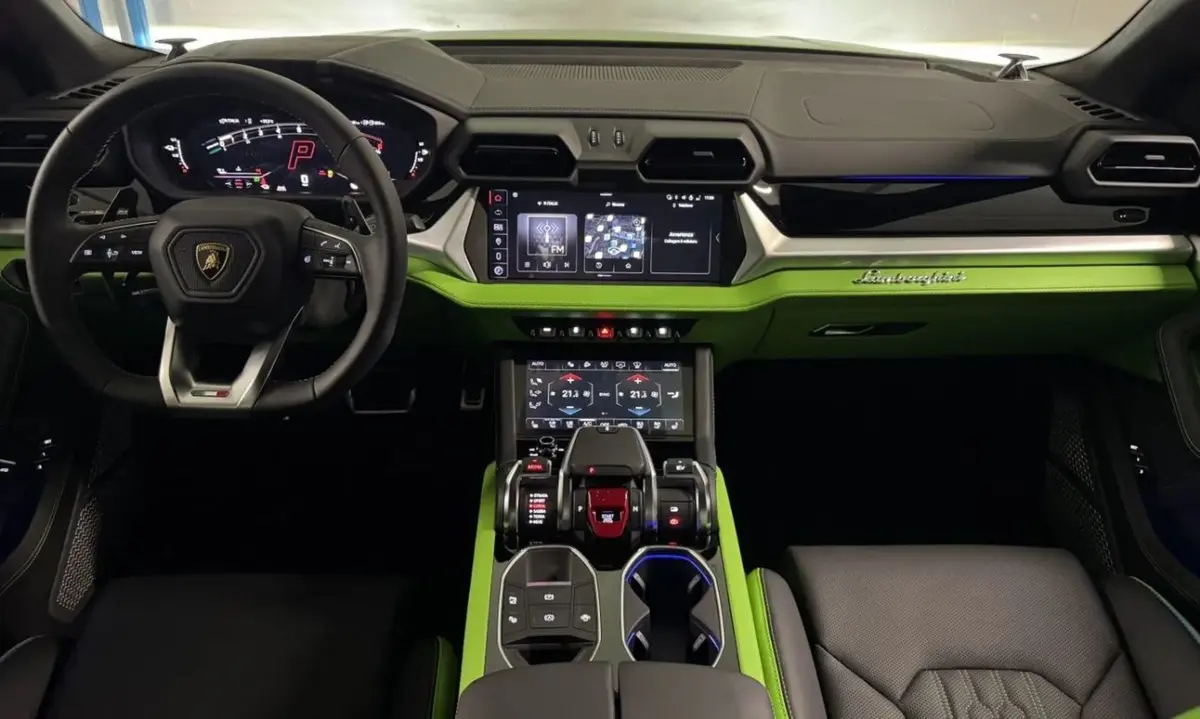 Land Rover Range Rover Sport Dynamic SE 2025, tableau de bord — Super Car Rental Switzerland, Switzerland. Land Rover Range Rover Sport Dynamic SE in Switzerland Le Land Rover Range Rover Sport…