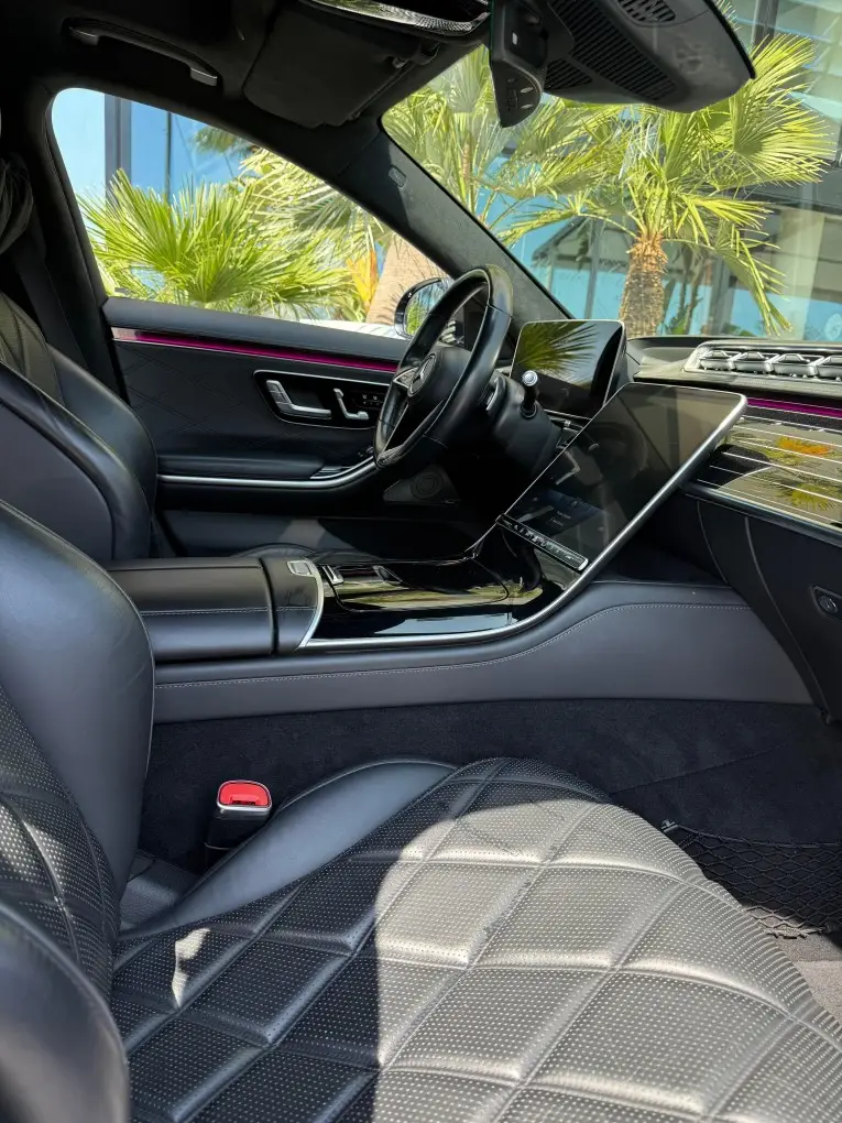 Maybach S580 2023, Frontansicht — Super Car Rental Switzerland, Switzerland. Maybach S580 in Switzerland Der Maybach S580 aus dem Jahr 2023 kann in Switzerland als…