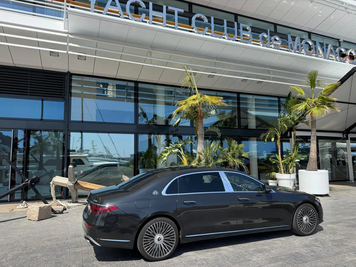 Maybach S580 2023, Heckansicht — Super Car Rental Switzerland, Switzerland. Maybach S580 in Switzerland Der Maybach S580 aus dem Jahr 2023 kann in Switzerland als…